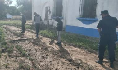 Onagoity: el policía del pueblo hizo una huerta y enseña a los chicos a sembrar
