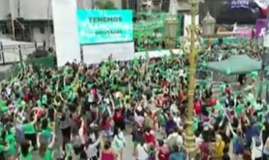 Una multitud "verde" festeja en la calle la media sanción de ley de aborto en Diputados
