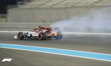 Susto en la Fórmula 1 con el incendio del coche de Kimi Raikkonen: las impactantes imágenes