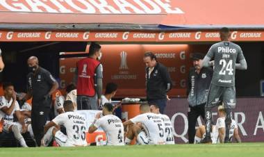 Preocupación en Boca: dos futbolistas del Santos dieron positivo en coronavirus tras el partido y permanecen en Argentina