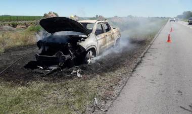 Un incendio causó pérdidas totales en una camioneta en la ruta provincial 30