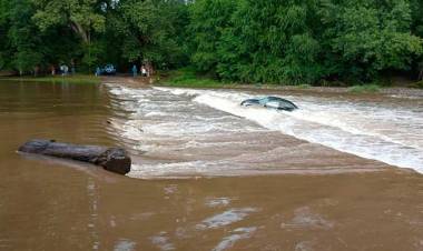 Un auto cayó al río de Santa Rosa de Calamuchita: rescataron a los ocupantes