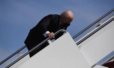 el momento de la caída de Joe Biden mientras subía al avión presidencial