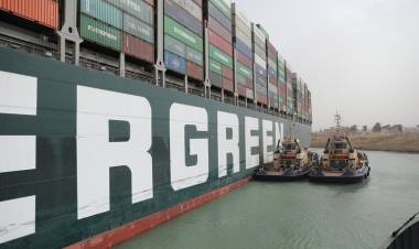Incertidumbre en el comercio mundial: temen que desbloquear el canal de Suez tarde semanas