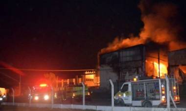 Un incendio arrasó la planta industrial de una empresa emblema de Tandil