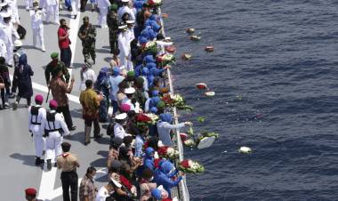 La Armada de Indonesia cree que una ola interna hundió al submarino con 53 tripulantes a bordo