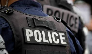 Ataque con cuchillo deja a una policía herida de gravedad en Francia