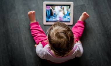 Alertan que el uso de pantallas en niños puede generar miopía
