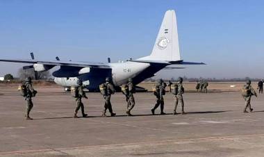 La Fuerza Aérea, el Ejército y la Armada realizaron lanzamientos de paracaidistas en Río Cuarto