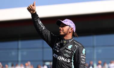 Hamilton volvió al triunfo en Silverstone, tras sacar de carrera a Verstappen
