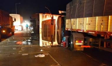 Un muerto en un choque entre tres camiones cerca de Dalmacio Vélez