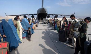 Reabrió el aeropuerto de Kabul para la llegada de ayuda humanitaria