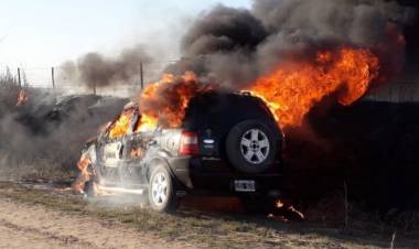 Se incendió el vehículo de una maestra rural y se propagó por un campo