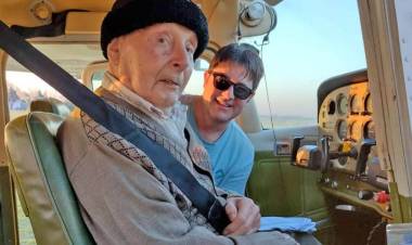 Un expiloto moldense de 94 años cumplió el sueño de volver a volar