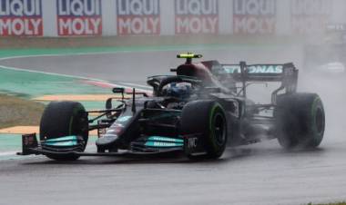 Peligro en boxes: el accidente de Lewis Hamilton con uno de sus mecánicos que preocupó en la Fórmula 1