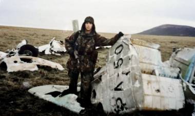 Un soldado británico devolvió a la Argentina los restos de un avión derribado en Malvinas