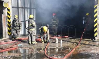 Bomberos controlaron un incendio en una fábrica de químicos en Berazategui