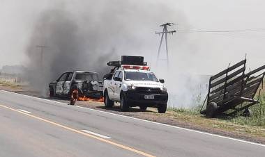 Robaban elementos de una camioneta incendiada en Tosquita y terminaron detenidos