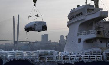 Un buque de carga con autos cero kilómetro terminó cubierto de hielo: planean venderlos igual