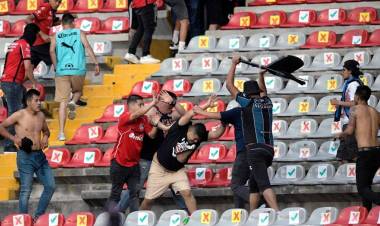 Suspenden el fútbol en México por graves incidentes en un partido de Querétaro y Atlas