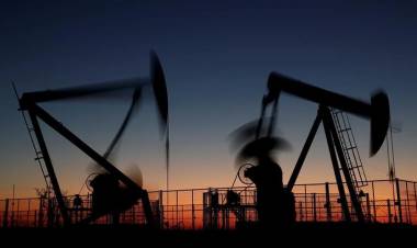 El precio del petróleo se hundió 13% por la situación en Ucrania y las expectativas de mayor producción de la OPEP