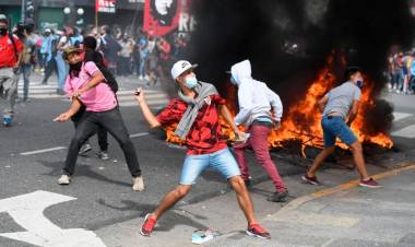 Violenta protesta contra el FMI: atacaron el frente del Congreso y arrojaron una bomba molotov a la Policía