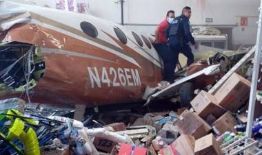 Cayó una avioneta sobre un supermercado en México