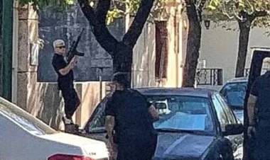 Miedo en Santa Fe: un hombre salió a la vereda de su casa, empezó a disparar y 3 personas resultaron heridas