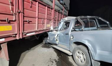 Un hombre murió al chocar su camioneta contra un camión