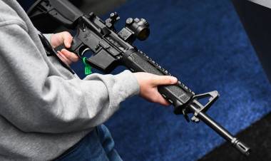 Polémica en una escuela de Estados Unidos: rifó armas para recaudar fondos