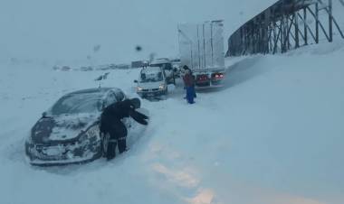 El drama de los de varados en la frontera entre Mendoza y Chile a 20 grados bajo cero: “Casi no queda agua ni comida”