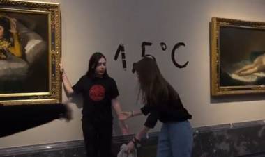 "Nos están llevando a la muerte": Activistas pegaron sus manos al marco de dos cuadros de Goya