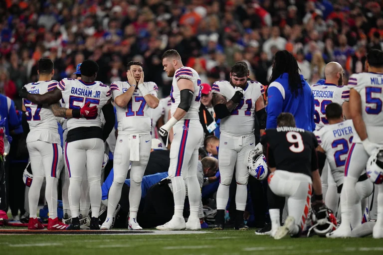 Conmoción en la NFL: Damar Hamlin sufrió un colapso y tuvo que ser reanimado en pleno campo de juego