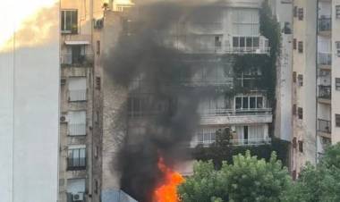 Impresionante incendio en un edificio en Palermo
