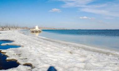 "Nieve salada": Un manto de sal cubrió las costas del Lago Epecuén en Carhué