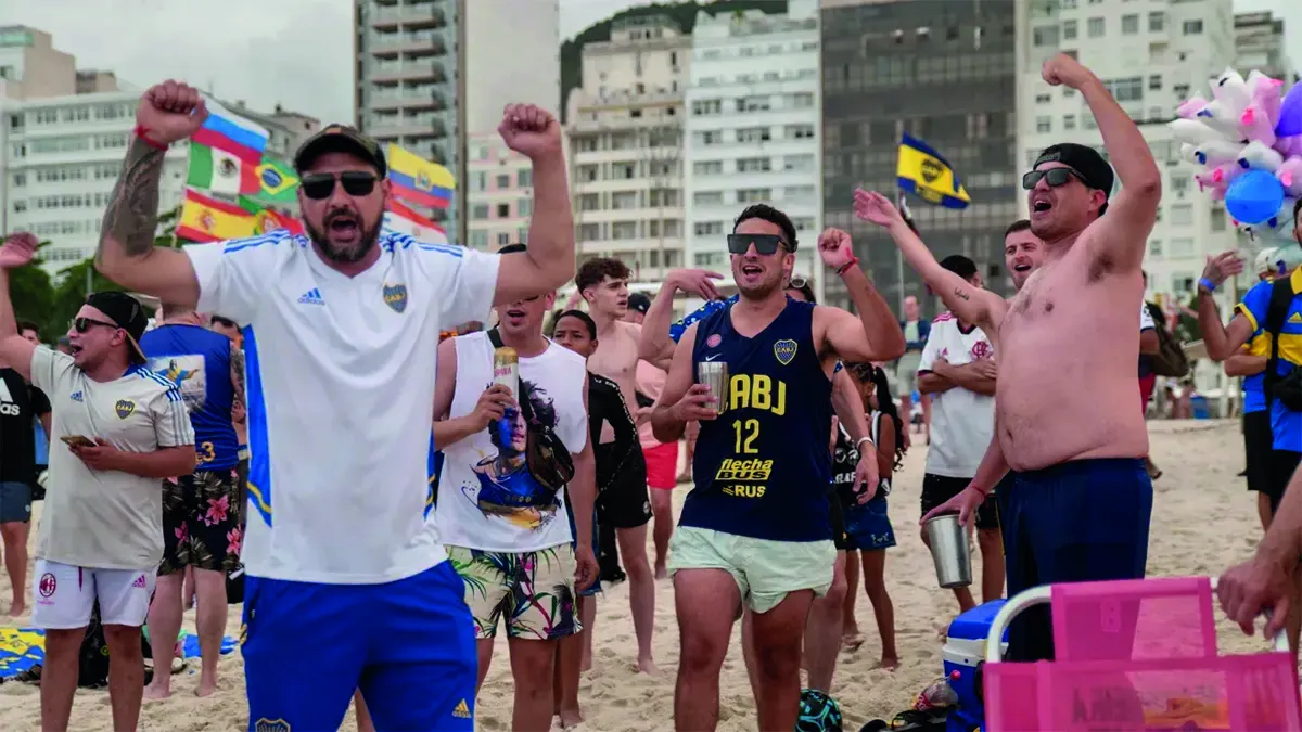 La hinchada de Boca volvió a copar la playa de Copacabana con un banderazo