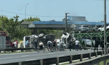 Chocaron dos camiones en la Panamericana: uno de los choferes está en grave estado