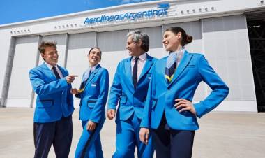 Aerolíneas Argentinas presentó nuevos uniformes y unas zapatillas propias