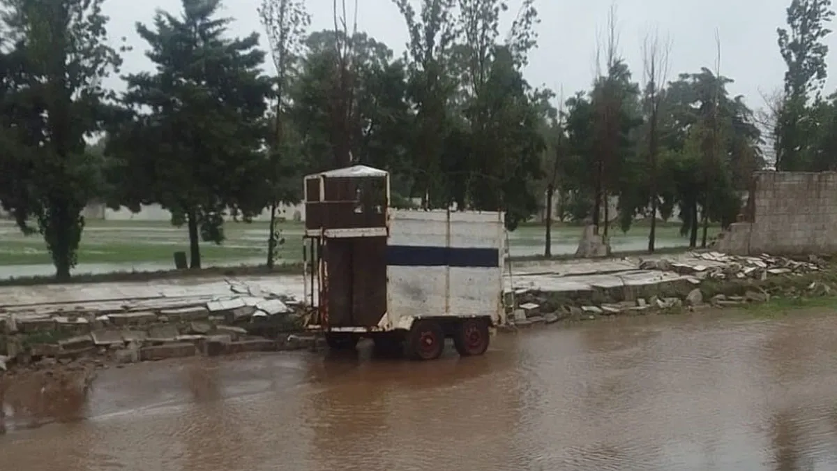 El clima no da tregua: caída de un tapial y calles inundadas en Del Campillo y Valer