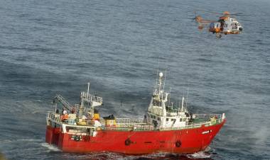 Prefectura aeroevacuó de urgencia a un tripulante de un buque que sufrió heridas