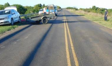 Tragedia en la ruta: un tráiler se desprendió de una camioneta y mató a una mujer que pescaba al costado de la banquina