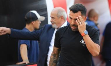Tras la eliminación, Tevez mantuvo una charla con los jugadores y decidió quedarse en Independiente