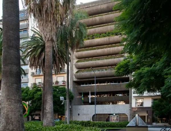Tensión en el Consulado de Brasil: un hombre armado se atrincheró en el edificio y fue detenido