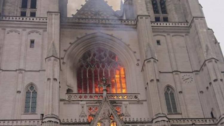 Se incendió la catedral gótica de Nante