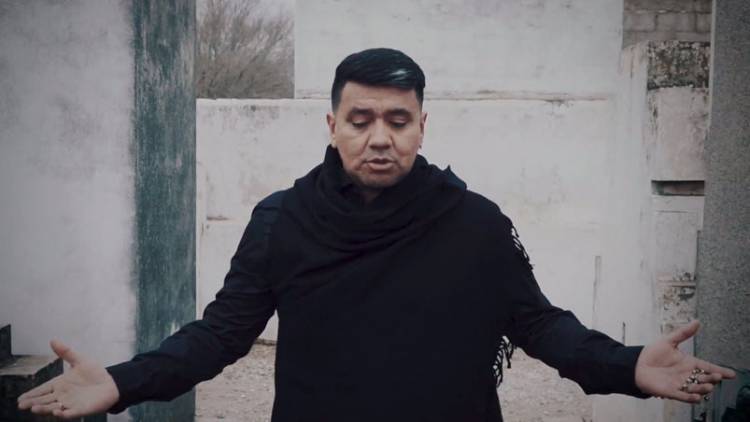 "Ataúd": Polémica por el videoclip del grupo cuartetero Sabroso en un cementerio