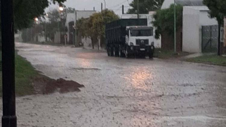 Con viento, lluvia y algo de granizo, avanza la tormenta en el sur de Córdoba