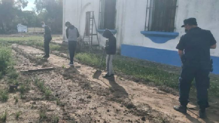 Onagoity: el policía del pueblo hizo una huerta y enseña a los chicos a sembrar