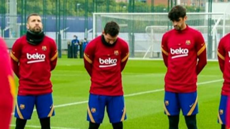Con un minuto de silencio, Messi recordó junto al plantel del Barcelona a Diego Armando Maradona