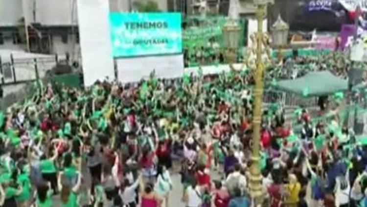 Una multitud "verde" festeja en la calle la media sanción de ley de aborto en Diputados