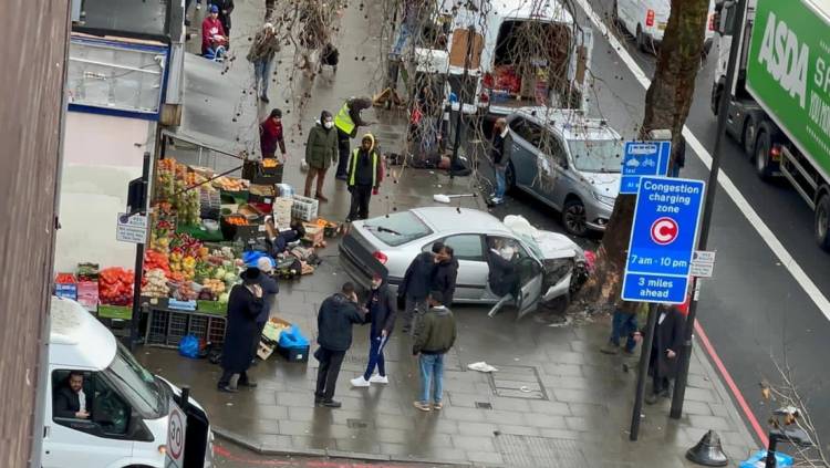 Un coche arrolla a una multitud en Londres, hiriendo gravemente a varias personas